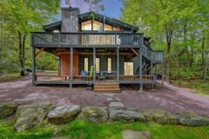 Photo of the back of Lakeside on Lake Naomi in Pocono Pines PA